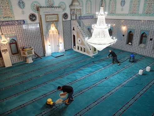 ALTINOVA’DA CAMİLER RAMAZAN AYINA HAZIR